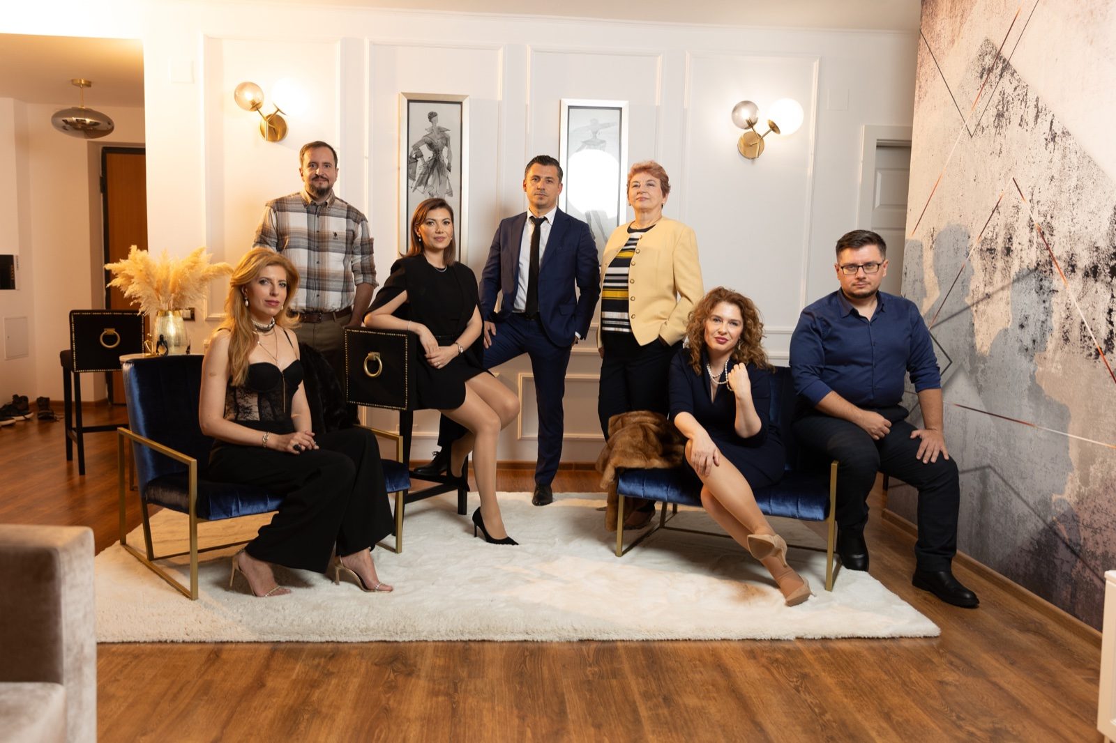 Scenă cinematografică cu actori într-un interior elegant, în atmosfera unui curs de actorie de film