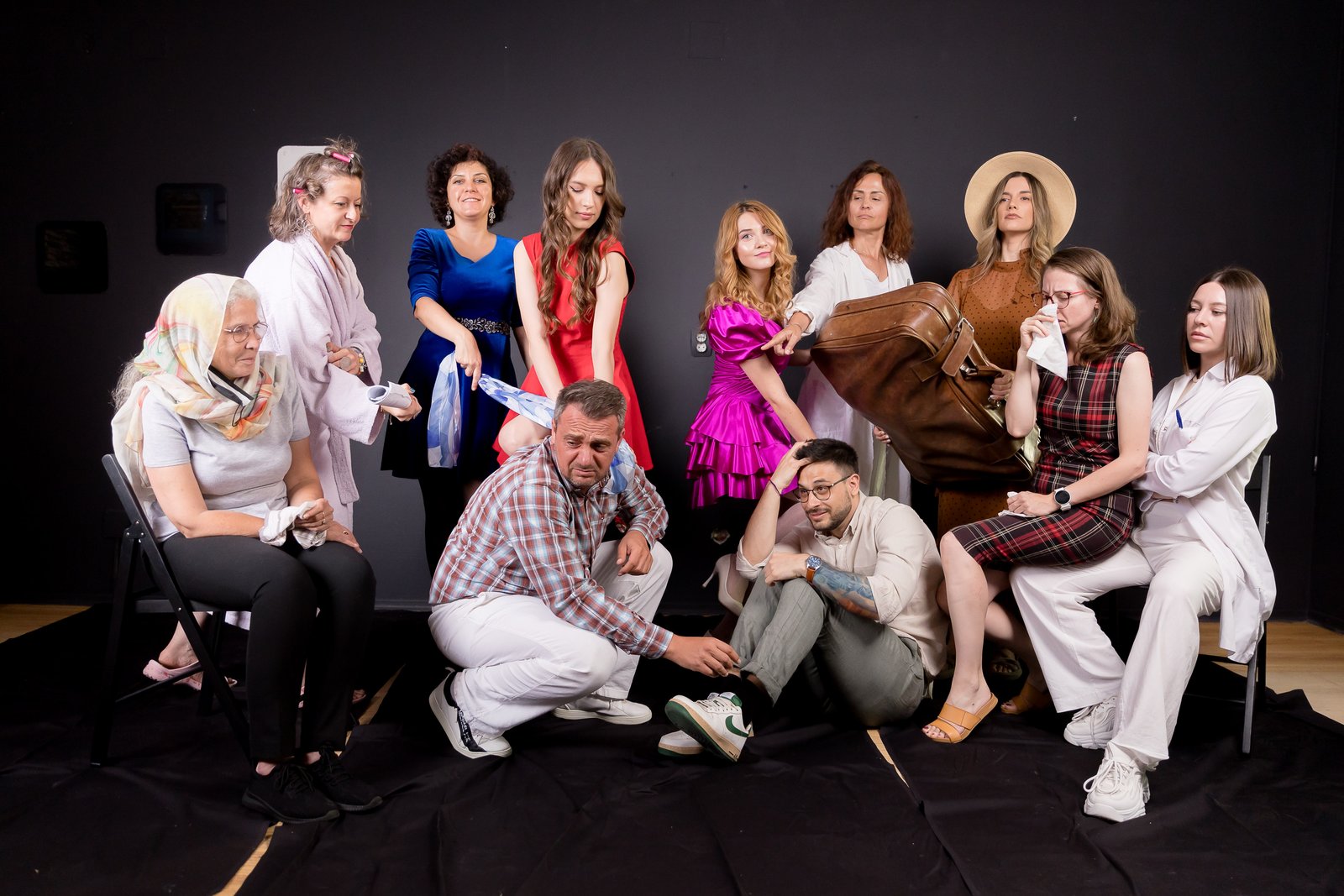 Echipă numeroasă într-un workshop corporate Teatru Simplu, oameni în ținute office adunați împreună
