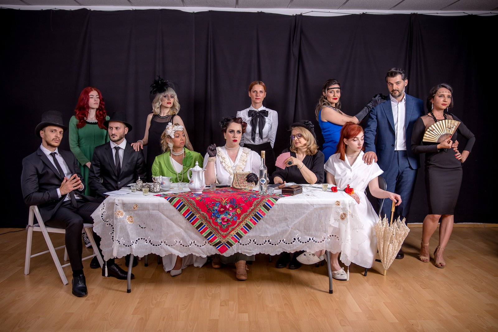 Trupă de teatru musical Teatru Simplu pe scenă, în costume colorate